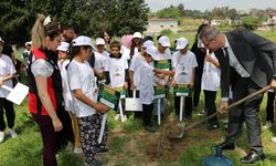 Adana'da "Okulda Çiftlik" projesiyle öğrenciler meyve fidanı dikti