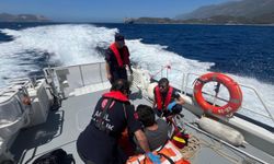 Gemide rahatsızlanan personel Sahil Güvenlik Komutanlığı ekiplerince hastaneye kaldırıldı