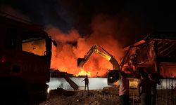 GÜNCELLEME - Adana'da motosiklet üretim tesisinde çıkan yangına müdahale ediliyor