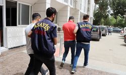 Mersin'de çaldıkları taksiyle yolcu taşıyan 2 zanlı tutuklandı