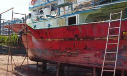 Akdeniz’in balıkçıları, ekmek teknelerini bakıma aldı