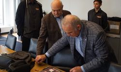 Mersinli santranççı Barış Özenir, Kasparov’dan imzalı satranç tahtası aldı