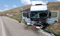 Adana'da tırla kamyonetin çarpışması sonucu 3 kişi öldü, 2 kişi yaralandı