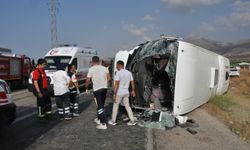 GÜNCELLEME - Mersin'de 2 servis aracı ve otomobilin karıştığı kazada 2 kişi öldü, 35 kişi yaralandı