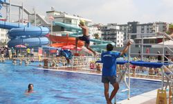Erdemli Belediyesi kursları çocuklara yüzme öğretiyor