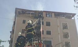 Hatay'da ağır hasarlı binanın çatısında çıkan yangın söndürüldü