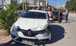 Burdur'da iki otomobilin çarpıştığı kazada 4 kişi yaralandı