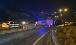 Hatay'da devrilen tırın şoförü yaralandı