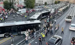 Küçükçekmece'de Metrobüs Kazası: 1 Ölü, 50 Yaralı! Şok Görüntüler Ortaya Çıktı