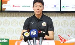 Alanyaspor yeni transferi Ui-jo Hwang için imza töreni düzenledi