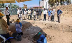 Vali Pehlivan, Yumuktepe Höyüğü'nde incelemelerde bulundu