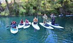 Antalya'da gençler kürek sörfüyle baraj gölünü temizledi