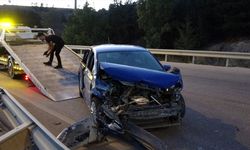 Burdur'da bariyerlere ve traktöre çarpan otomobildeki 5 kişi yaralandı