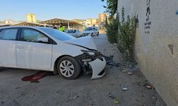 Adana'da duvara çarpan otomobilin sürücüsü yaralandı