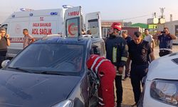 Hatay'da otomobille minibüsün çarpışması sonucu 2 kişi yaralandı