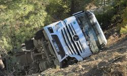 Burdur'da tır ile üç otomobilin karıştığı kazada 2 kişi öldü, 6 kişi yaralandı