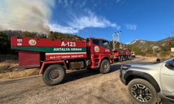 GÜNCELLEME - Antalya'da ormanlık alanda çıkan yangına müdahale ediliyor