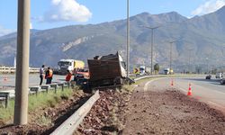 Hatay'da bariyere çarpan tırın sürücüsü yaralandı