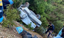 Kaş'ta kayalıklara çarpan otomobildeki 3 kişi yaralandı