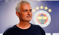 Jose Mourinho ve Futbolcular Eğitim Bursu Alan  Çocuklarla Buluştu