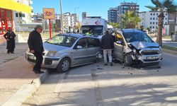 Tarsus'ta park halindeki otomobile çarpan hafif ticari araçtaki 3 kişi yaralandı