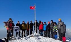 Hatay'da dağcılar Amanos Dağları'ndaki yıpranan Türk bayrağını değiştirdi