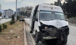 Hatay'da refüje çarpan minibüsteki 2 kişi yaralandı