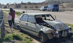 Kilis’te bariyerlere çarpan otomobildeki 2 kişi yaralandı
