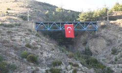 Osmaniye'nin Kurtuluşunun 103. Yılında, Kanlı Geçit Tren Köprüsü'ne Türk Bayrağı Asıldı