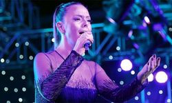 Ebru Gündeş’ten Yürek Burkan Sürpriz! 27 Yıl Sonra İlk Kez Söyledi