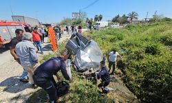 Antalya'da kanala devrilen otomobildeki 2 kişi yaralandı