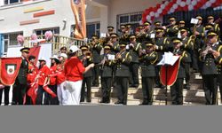 Askeri bando takımı Antalya'da çocuklarla buluştu