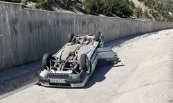Burdur'da şarampole devrilen otomobildeki 4 kişi yaralandı
