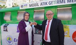 Mersin'de en çok geri dönüştürülebilir atık toplayan kişiye çeyrek altın verildi