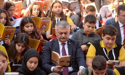 Antalya'da veli ve öğrenciler antik tiyatroda kitap okudu