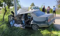 Burdur'da otomobilin elektrik direğine çarptığı kazada 2 kişi yaralandı