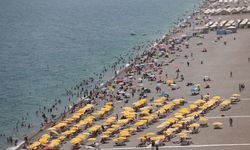 Antalya'da sahillerde bayram yoğunluğu yaşanıyor