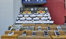 Adana'da kaçak cep telefonları ve güneş gözlükleri ele geçirildi