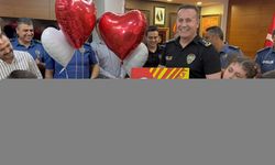 Adana'da tekerlekli sandalyesi kırılan kadına polislerden destek
