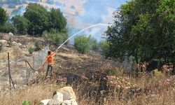 Antalya'da makilik alanda çıkan yangınına müdahale ediliyor