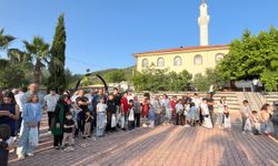 Antalya'da yıllardır aynı geleneği yaşatan mahalle sakinleri cami avlusundaki çocuklara şeker dağıttı