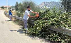 Büyükşehir Belediyesi Kumluca'da yol güvenliği için temizlik çalışması yaptı