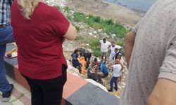 Isparta'da kaldırımda yürürken dengesini kaybeden kişi kayalık alana düştü