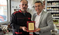 Isparta'da vergi yükümlülüğünü 30 yıl eksiksiz yerine getiren esnafa ödül