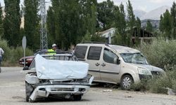 Kahramanmaraş'ta otomobil ile hafif ticari aracın çarpıştığı kazada 5 kişi yaralandı