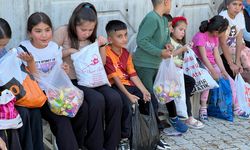 Kaş'ta 1 asırdır süren "şeker dağıtma" geleneği çocukların yüzünü güldürdü