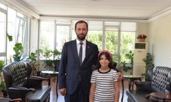Yayladağı'nda bursluluk sınavında tam puan alan öğrenci ödüllendirildi