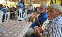 Antalya'da imece usulü kazanlarda pişirilen aşure vatandaşlara dağıtıldı