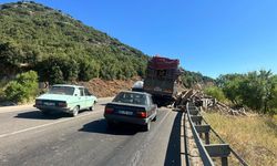 Isparta'da lastiği patlayan kamyondaki tomrukların bir kısmı yola saçıldı