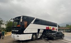 KANLIGEÇİT YOLUNDA İŞÇİ SERVİSİ İLE OTOMOBİL ÇARPIŞTI: 2 YARALI